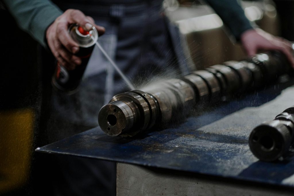 Mechanik czyszczący wałek rozrządu przed wykonaniem malowanie wałów napędowych cennik