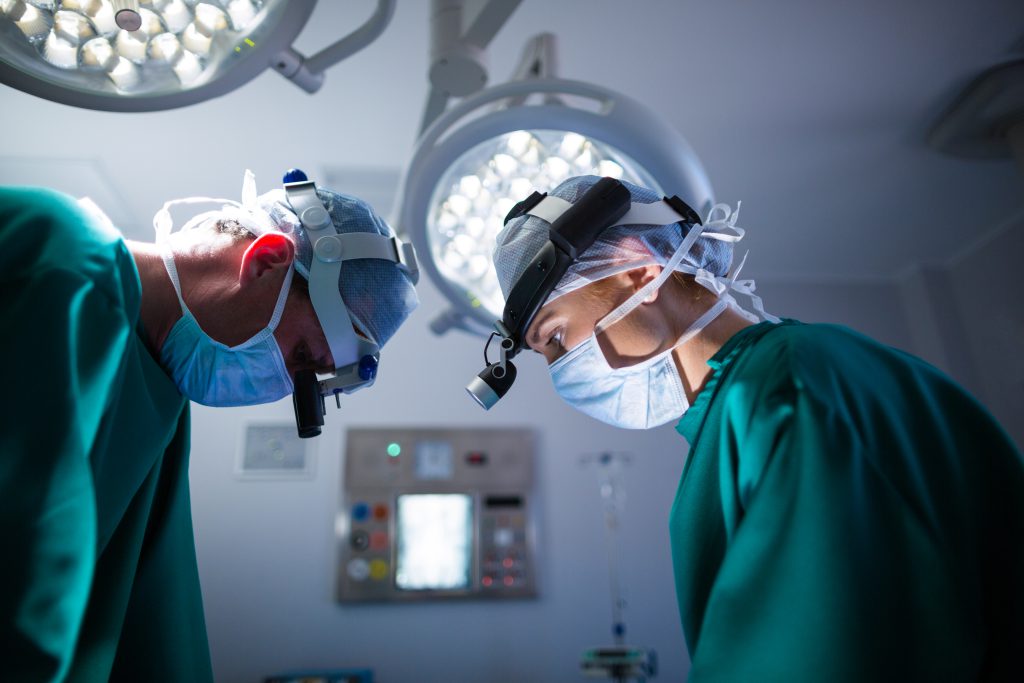 Specjalista wykonuje korektę wzroku w Katowicach przy użyciu innowacyjnego lasera femtosekundowego.

