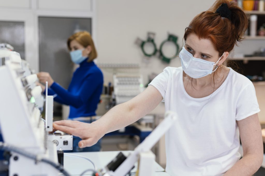 Pracowniczka laboratorium obsługująca kruszarkę laboratoryjną Tarnów podczas testów materiałów.