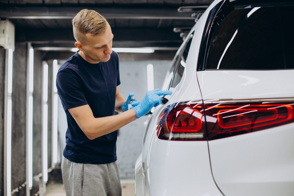 mężczyzna robiący car detailing - powłoka ceramiczna trójmiasto