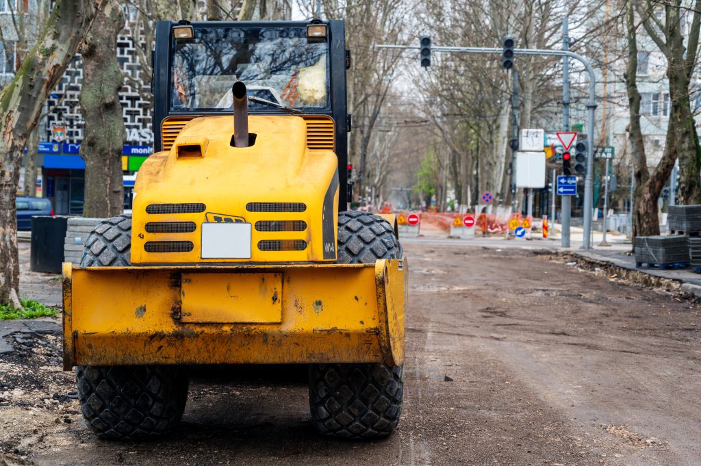 Przykładowa koparka obrazująca sprzęt w sprzedaży maszyn drogowych dla firm budowlanych