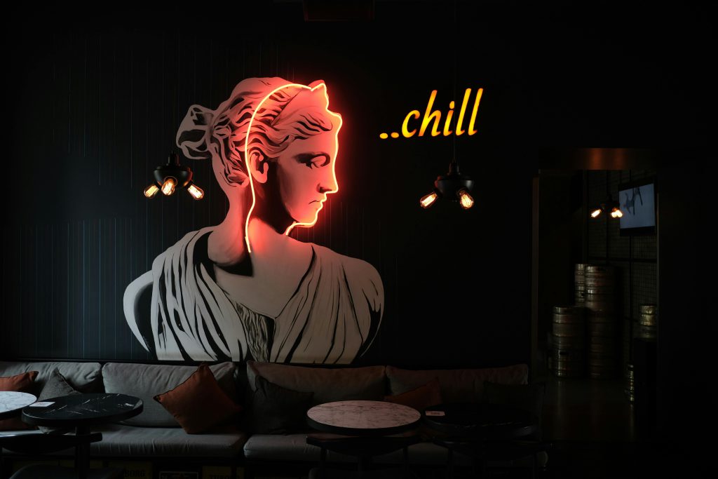 chill room in office - montaż logotypów w biurze
