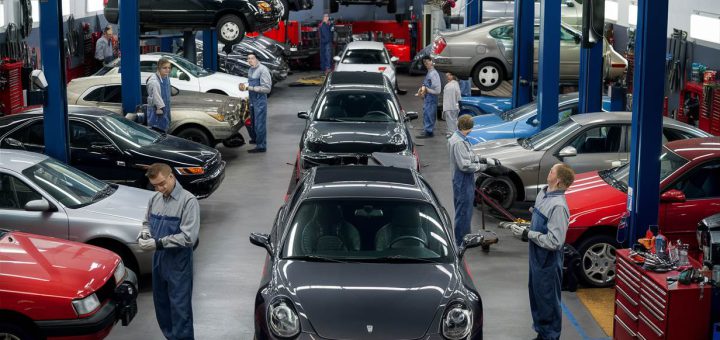Grupa mechaników wykonujących naprawy z ubezpieczenia gorlice