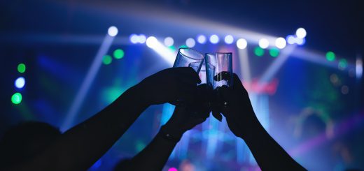 Wieczór w najlepszym klubie nocnym w Krakowie – muzyka, światła, niezapomniane emocje.