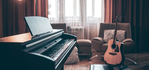 Profesjonalny transport pianina Warszawa – wniesienie dużego instrumentu do kamienicy przez doświadczonych pracowników.
