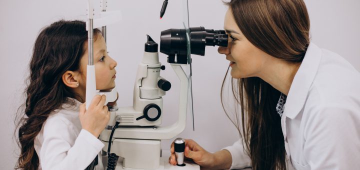 Specjalista zakłada soczewki ortokorekcyjne w gabinecie – ortokorekcja Bielsko-Biała dla dzieci i dorosłych.