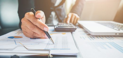 Młody mężczyzna sprawdzający wyniki funduszy akcyjnych online.
