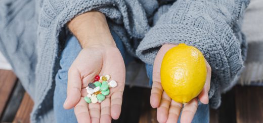 Osoba trzymająca cytrynę i tabletki jako symbol antyoksydanty suplementacja