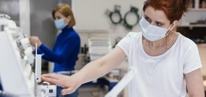 Pracowniczka laboratorium obsługująca kruszarkę laboratoryjną Tarnów podczas testów materiałów.