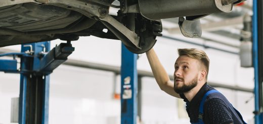 Mechanik przygotowuje pojazd do zabiegu, jakim jest profesjonalna konserwacja podwozia Gorlice w nowoczesnym warsztacie.