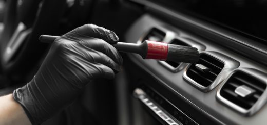 zbliżenie na proces czyszczenia samochodu- auto detailing Gdańsk