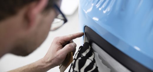 zbliżenie na mężczyzne pracującego przy samochodzie - oklejanie samochodów Gdańsk