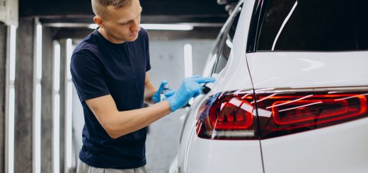 mężczyzna robiący car detailing - powłoka ceramiczna trójmiasto