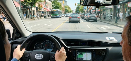 Nauka jazdy, dłonie instruktora i kursanta na kierownicy